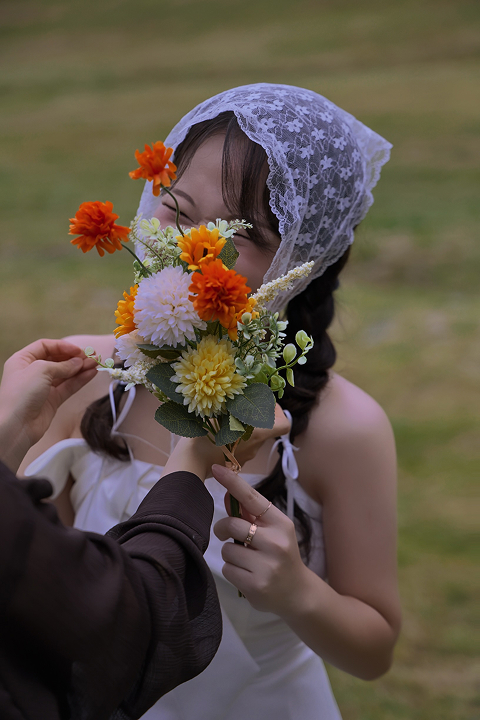 꽃을 들고 활짝 웃는 모습