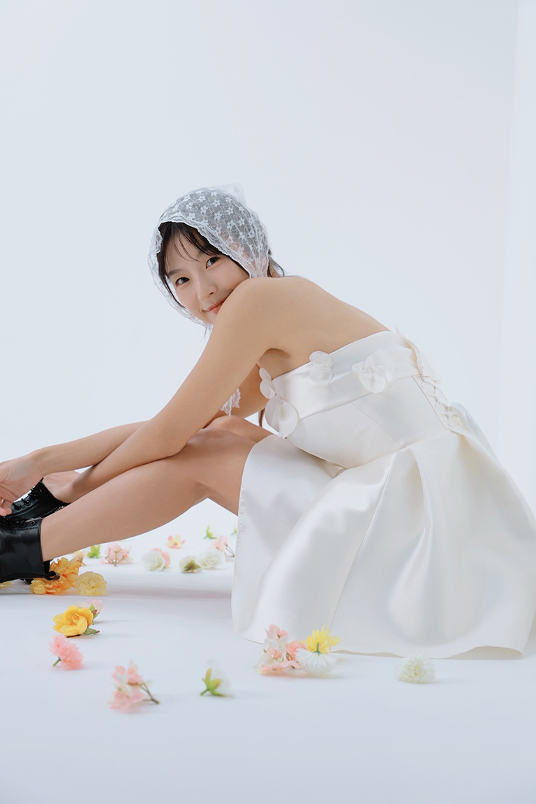 화사한 미니 드레스와 레이스 두건 컨셉, 꽃잎 사이에 앉은 인물 사진