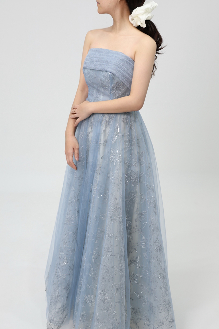 은빛 자수가 수놓인 하늘색 튜브톱 드레스 착용 모델 전신
